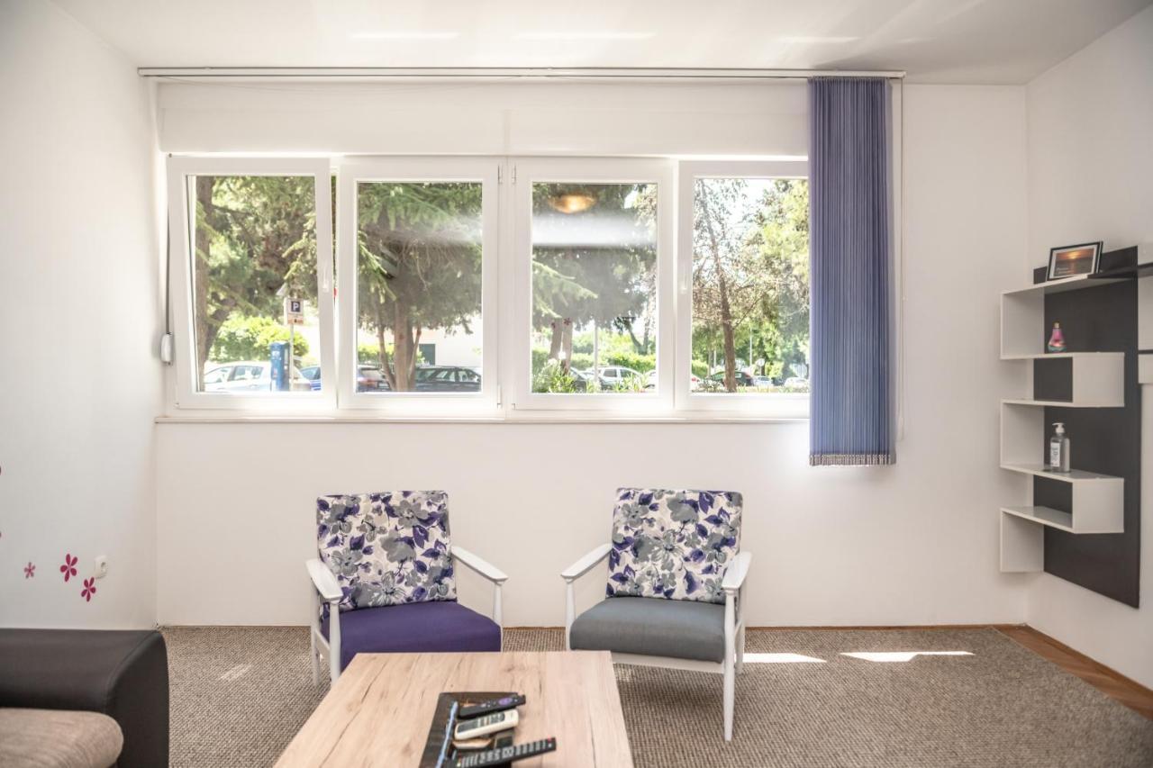 Sunny & Spacious, 2 Bedroom With Free Parking Lägenhet