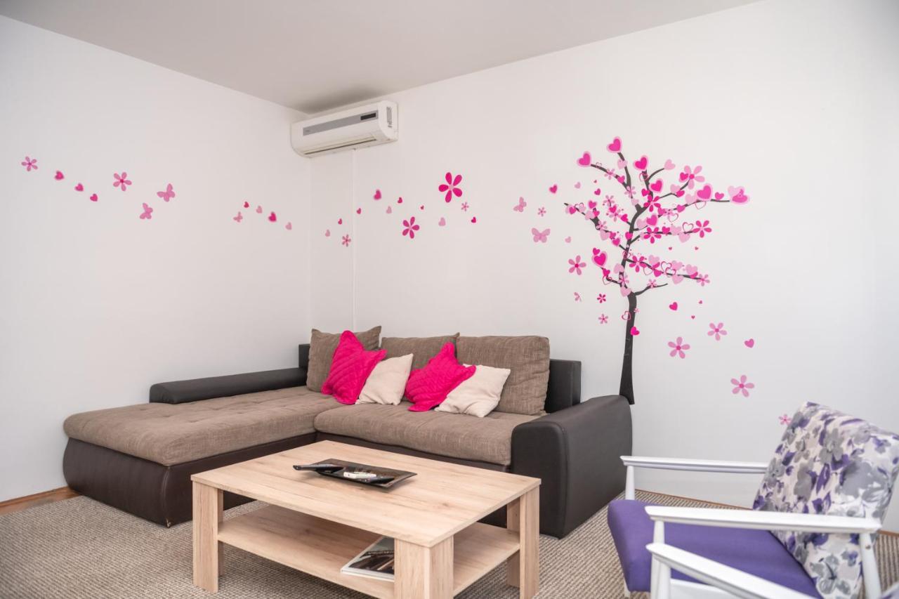 Sunny & Spacious, 2 Bedroom With Free Parking