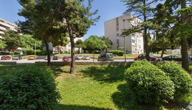 Sunny & Spacious, 2 Bedroom With Free Parking Lägenhet Split